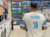 Ultra del Olympique de Marsella con la camiseta 'Fuck Messi 19'