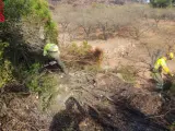 Los bomberos sofocan una pequeña reproducción del incendio forestal de Azuébar 10 días después