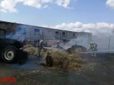 Los Bombers controlan un incendio originado en un tractor en Lleida