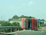 Sucesos.-Herido al volcar su camión en la autovía A-92 en Arahal
