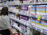 Señora comprando leche en Mercadona