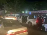 Decenas de heridos han comenzado a llegar a los hospitales de Kabul, en Afganistán, tras la doble explosión que se ha producido en las inmediaciones del aeropuerto. En un primer momento el Pentágono confirmó la muerte de 10 personas, pero la cifra ha aumentado varias decenas. Medios locales afganos estiman que al menos 40 personas han perdido la vida. La primera detonación se ha producido en la puerta Abbey Gate, y la segunda, en el hotel Baron, a 200 metros del aeropuerto. Zabihullah Mijahid, un portavoz de los talibanes, ha confirmado que al menos 52 personas han resultado heridas en la segunda explosión.