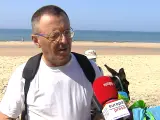 La asociación "El burrito feliz" ayuda con la recogida de basura en la playa de Doñana