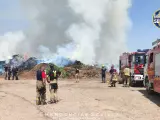 Sucesos.-Bomberos intervienen en el incendio de una planta de gestión de residuos en el Distrito Norte