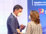 El presidente del Gobierno, Pedro Sánchez y la ministra para la Transición Ecológica y el Reto Demográfico, Teresa Ribera