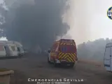 Sucesos.-Un incendio de pastos alcanza un parking de autocaravanas y afecta a naves, motos de agua y remolques