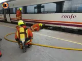 Sucesos.- Un pequeño incendio en la parte inferior de un tren en Requena obliga a evacuar a los pasajeros
