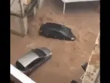 Inundaciones en Alcanar, donde el agua arrastra los coches aparcados.