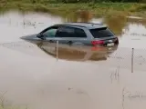 Imagen del vehículo donde habían quedado atrapadas dos personas y dos perros por las lluvias torrenciales en las Tierras del Ebro.