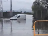 Los bomberos trabajan en el rescate de personas atrapadas en vehículos en Vinaròs y Rosell por las lluvias