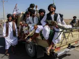 Talibanes celebrando la toma de Afganistán.