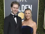 La actriz Kaley Cuoco junto a su marido, Karl Cook, en los premios Golden Globe en 2019.