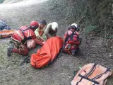 Un hombre herido tras sufrir en Cangas del Narcea una caída de unos 60 metros entre matorrales