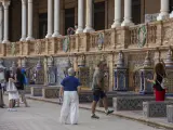 Turistas pasean por la Plaza de España en Sevilla.