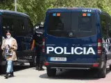 Imagen de archivo de dos furgones de la Policía Nacional.
