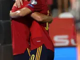 Marcos Llorente y Carlos Soler celebran un gol de España ante Georgia.
