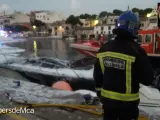 Activado el plan anticontaminación por una embarcación hundida tras un incendio en Portopetro