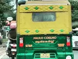 El tuk.tuk dedicado a Paulo Coelho, por las calles de Kerala, India.