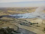 Numerosos medios aéreos y terrestres trabajan en un fuego en zona agrícola en Santibáñez-Zarzaguda (Burgos)