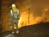 Un bombero trabaja en la extinción del incendio de Lugo.