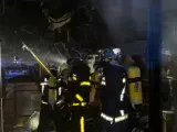 Bomberos extinguen un incendio en un restaurante de Las Rozas (Madrid)