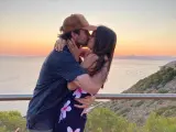 Elena Furiase y Gonzalo Sierra se besan frente al mar.