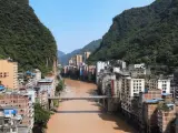 Construido a lo largo del río Nanxi, entre las empinadas montañas de la provincia China de Yunnan, encontramos Yanjin, considerada como la ciudad más estrecha del mundo. En su punto más estrecho, la localidad tiene solo 30 metros de ancho, mientras que la parte más ancha mide alrededor de 300 metros.