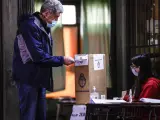 Un hombre vota durante la jornada de elecciones primarias del 12 de septiembre de 2021, en Buenos Aires (Argentina).