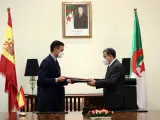 El presidente del Gobierno, Pedro Sánchez (i), junto al primer ministro de Argelia, Abdelaziz Djerad.