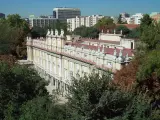 El de Liria es uno de los palacios m&aacute;s fastuosos de toda la aristocracia capitalina. Construido en el siglo XVIII, es en la actualidad la residencia oficial de la Casa de Alba y principal sede de su colecci&oacute;n de arte.