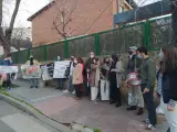 Personas congregadas en las puertas de una cl&iacute;nica de interrupci&oacute;n de embarazo