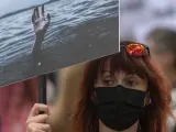 Una mujer sostiene una pancarta donde se lee Stop Suicidios, durante una manifestación por un Plan Nacional de Prevención del Suicidio, a 11 de septiembre de 2021, en Madrid (España).