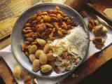 Almendras con cáscara, peladas y molidas.