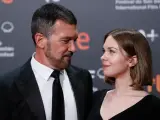 Antonio Banderas y su hija, Stella del Carmen, sobre la alfombra roja del Festival de San Sebastián este viernes.