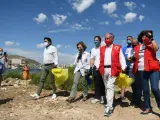 La Reina Sofía participa en una limpieza de residuos de la playa de la Almadraba (Alicante) por el World Clean Up Day