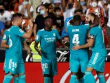 Vinícius celebra con Benzema y varios jugadores la victoria ante el Valencia