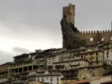 Originalmente Fr&iacute;as se construy&oacute; en un punto que era estrat&eacute;gico para defender el f&eacute;rtil Valle de Tobalinas burgal&eacute;s, regado por el Ebro, algo que explica la presencia del Castillo de los Velasco apostado sobre un afilado risco.