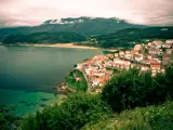 Lastres es una pequeña villa marinera del oriente asturiano, acorralada contra los verdes acantilados por el fiero mar Cantábrico.