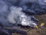La lava, a punto de engullir una casa en La Palma