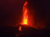 El volcán de La Palma, escupiendo fuego durante la tercera noche desde que entró en erupción.