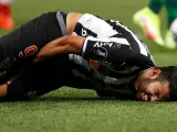 Diego Costa cae lesionado con el Atlético Mineiro.