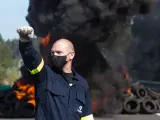 San Cibrao, Lugo. Trabajadores de Alcoa cortan la N-642 a la altura de Riocobo y cortan el trafico con barricadas. Los trabajadores retoman las movilizaciones en un momento en que la Ministra de Industria, Reyes Maroto,