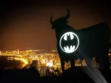 Con motivo del Batman Day 2021, la ciudad de Benidorm vivió un momento mágico, donde la luz de la batseñal se ha iluminado sobre el emblemático Toro de Osborne, emulando la portada de Batman: El mundo realizada por Paco Roca.