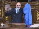 El diputado de Vox Víctor Sánchez del Real ha exhibido este jueves en el hemiciclo del Congreso un turbantes similar al que utilizan los talibanes y un burka para cuestionar la "diplomacia feminista" de la que hace gala el Gobierno de Pedro Sánchez.