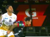 Daniel Arreola agarra los genitales a Álvaro Saborío durante un partido