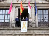 Tolón cuelga el lazo dorado en el Ayuntamiento de Toledo en apoyo a los niños con cáncer
