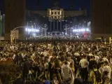 Un macrobotellón con 40.000 personas que ha tenido lugar la noche de este viernes y la madrugada de este sábado en la plaza España de Barcelona y en sus alrededores durante las fiestas de la Mercè se ha saldado con un total de 43 heridos, 13 de ellos con lesiones por arma blanca, y graves altercados.