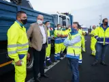 El Cabildo de Tenerife envía a La Palma 10 vehículos y 13 trabajadores para limpiar carreteras