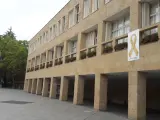 Logroño coloca un lazo dorado en la fachada del Ayuntamiento en apoyo del cáncer infantil