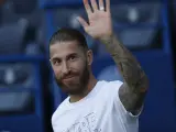 Sergio Ramos saluda en el aprque de los Príncipes de París